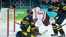 Loty� Krastenbergs letí vzduchem po kros�eku od �védského protivníka.