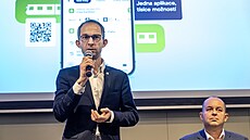 P�edstavení nové verze mobilní aplikace PID Líta�ka. Zleva je nám�stek...