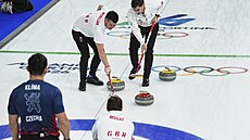 Brit�tí curle�i zahrávají kámen v utkání proti �esku.