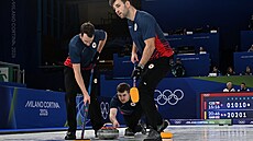 �eský curler Marek �ernovský zahrává kámen v utkání proti Velké Británii,...