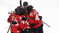 Kanadské hokejistky slaví gól Claire Thompsonové.