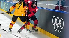 Kana�anka Sarah Nurseová u mantinelu bojuje s Franziskou Feldmeierovou z...