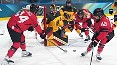 Kana�anka Renata Fastová (vlevo) p�ihrává p�ed bránu ve �tvrtfinále proti...