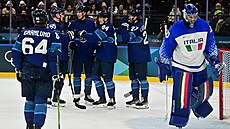 Fin�tí hokejisté se radují z gólu, který v utkání proti Itálii vst�elil Kaapo...