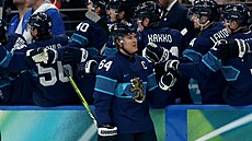 Fin�tí hokejisté se radují z gólu Mikaela Granlunda.