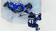 Italský branká� Damian Clara zasahuje proti �anci Mira Heiskanena z Finska.