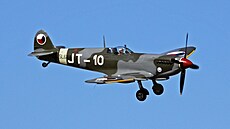 Supermarine Spitfire LF Mk. IXE v �eskoslovenském povále�ném zbarvení. Tento...