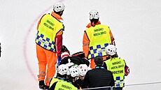 Zdravotníci odvá�í Kevina Fialu na nosítkách.