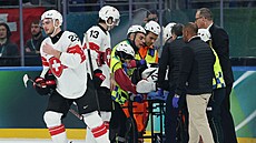 Timo Meier odjí�dí od Kevina Fialy, jen�e nedohrál kv�li poran�ní nohy duel s...