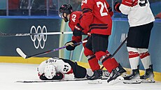 Kevin Fiala le�í po souboji s Tomem Wilsonem.