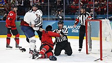 Rozhod�í se sna�í zastavit �arvátku mezi Pierrem Crinonem (v bílém) a Tomem...