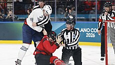 Rozhod�í se sna�í zastavit �arvátku mezi Pierrem Crinonem (vestoje) a Tomem...