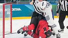 Pierre Crinon mlátí Toma Wilsona.