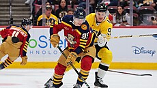 Loty�ský úto�ník Sandis Vilmanis z Floridy brání kotou� p�ed Nikitou Zadorovem...