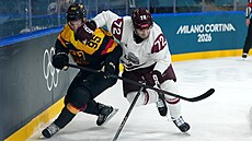 Frederik Tiffels (vlevo) bojuje o puk s Janisem Jaksem.