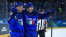 Matt Bradley (vlevo) a Gregory di Tomaso slaví gól Itálie proti Slovensku.