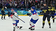 Slavící Martin Gernát (vlevo) vyrovnal proti �védsku na 2:2.