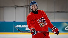 Obránce Jan Rutta se usmívá na tréninku národního týmu.