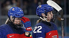 Tereza Pi�t�ková (vlevo) a Tereza Plosová smutní po konci na olympijském...