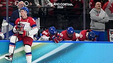 Roman �ervenka sedí na mantinelu po proh�e s Kanadou, na st�ída�ce hledí do...