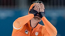 Rozlobený Joep Wennemars po kolizi s �ínským soupe�em v závod� na 1000 metr�....