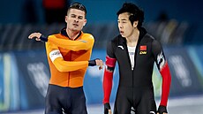 Rozlobený Joep Wennemars po kolizi s �ínským soupe�em v závod� na 1000 metr�....