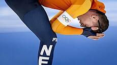 Rozlobený Joep Wennemars po kolizi s �ínským soupe�em v závod� na 1000 metr�....