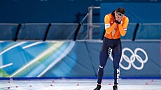 Rozlobený Joep Wennemars po kolizi s �ínským soupe�em v závod� na 1000 metr�....