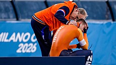 Rozlobený Joep Wennemars po kolizi s �ínským soupe�em v závod� na 1000 metr�....