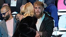 Jake Paul sleduje z tribuny zlatou jízdu své snoubenky Jutty Leerdamové....