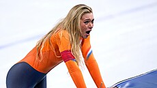 Jake Paul sleduje z tribuny zlatou jízdu své snoubenky Jutty Leerdamové....