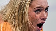 Jake Paul sleduje z tribuny zlatou jízdu své snoubenky Jutty Leerdamové....