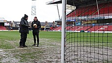 Bahnitý trávník na Blundell Parku b�hem utkání FA Cupu mezi Grimsby a Wolves....