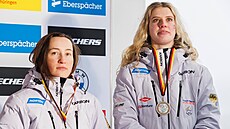 Americká sá�ka�ka Sophia Kirkbyová závodí spole�n� s reprezenta�ní kolegyní...