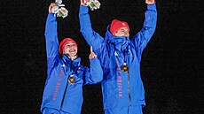 Brit�tí skeletonisté Matt Weston a Tabitha Stoeckerová slaví zlatou medaili ve...