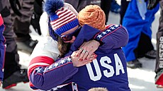 Americká ly�a�ka Breezy Johnsonová se v cílovém prostoru v Cortin� do�kala...