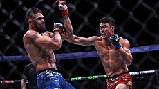 Zápasník Johny Walker (vpravo)