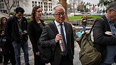 Advokát Luis Li �eká ve front� na vstup do soudní sín�, kde má Adam Mosseri,...