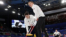 Grant Hardie  a Bobby Lammie z Velké Británie v akci b�hem zápasu proti...