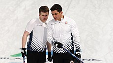 Luká� Klípa a Marek �ernovský z �eské republiky b�hem zápasu curlingu proti...