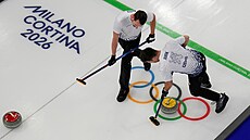 �e�i Luká� Klípa, Martin Jurík b�hem curlingového zápasu proti �výcarsku. (13....