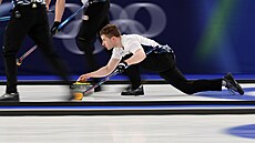 Marek �ernovský z �eské republiky b�hem zápasu curlingu proti �védsku. (19....