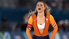 Nizozemská rychlobrusla�ka Jutta Leerdamová si po vít�zném závod� na 1000 metr�...