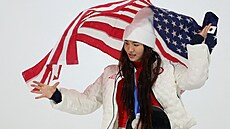 St�íbrná medailistka Chloe Kimová ze Spojených stát� slaví druhé místo b�hem...