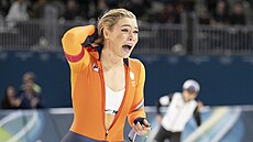 Nizozemská rychlobrusla�ka Jutta Leerdamová si po vít�zném závod� na 1000 metr�...