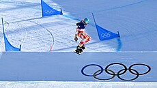 Lucas Eguibar Breton ze �pan�lska v akci ve snowboardcrossu (12. února 2026)