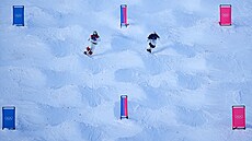 Kana�an Elliot Vaillancourt (23) a Japonec Takuya Shimakawa (12) sout�í b�hem...