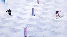 Mikael Kingsbury z Kanady v akci s Matyá�em Kroupou z �eské republiky b�hem...