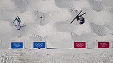 Mikael Kingsbury z Kanady v akci s Matyá�em Kroupou z �eské republiky b�hem...