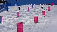 Mikael Kingsbury z Kanady v akci s Matyá�em Kroupou (27) z �eské republiky...